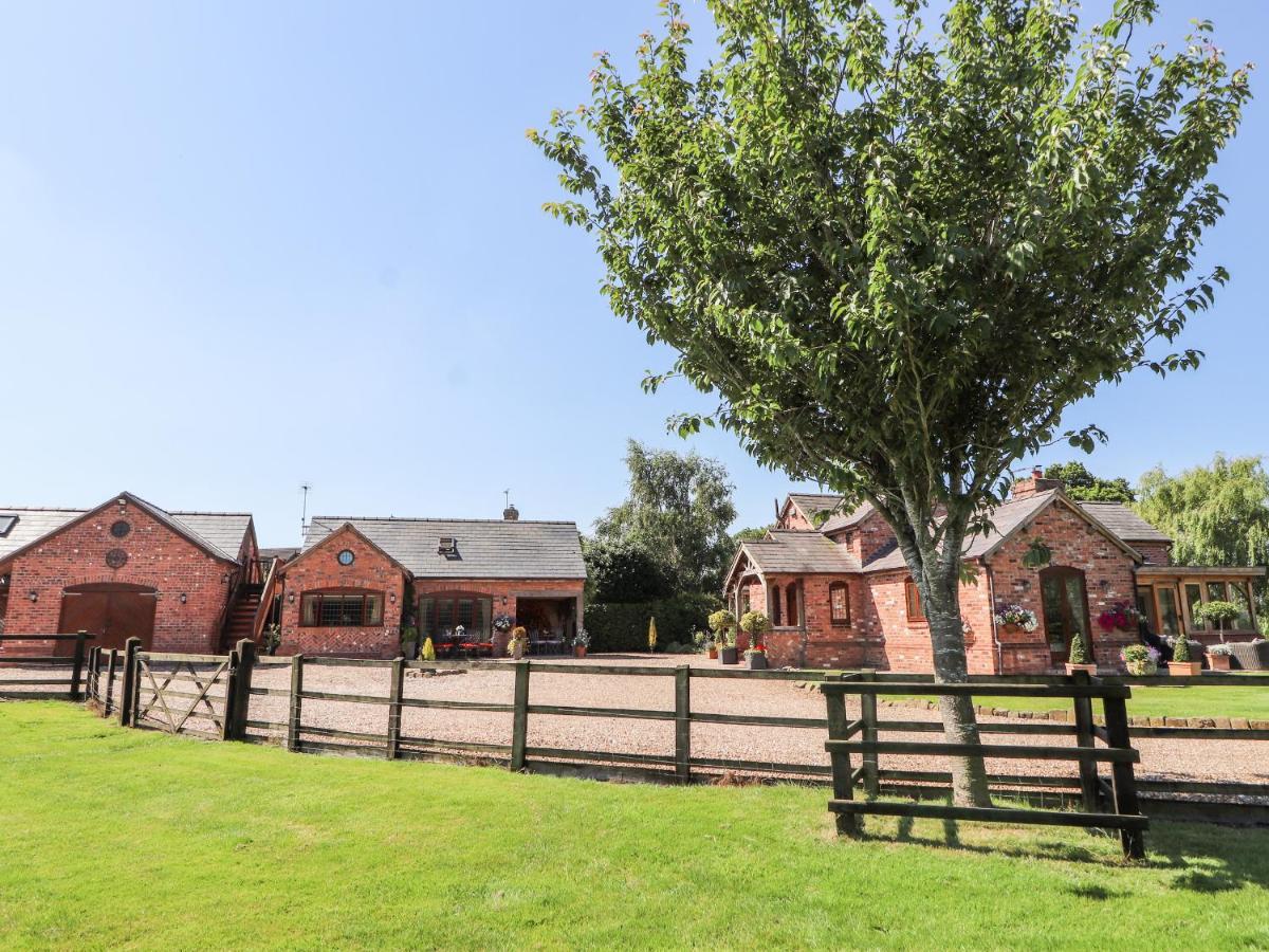 Honeysuckle Farmhouse Tarporley Exterior photo
